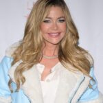 Denise Richards quebra as mídias sociais quando se aplica mal com o divórcio