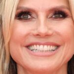 Heidi Klum em Pluking String Bikini Show ‘Kiwis’ na praia