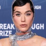 Katy Perry levanta os olhos quando visto em um dia com Justin Trustau depois de colidir flores de Orlando Bloom