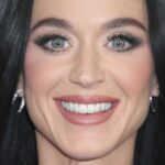 Katy Perry se ajoelha com um barco no bikiob abaixo de “embaraçoso”