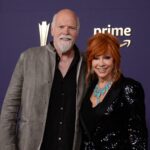 Reba McTire registrou que ela também acorda Problemas do Paraíso e Rex Linnmid, co-estrelando