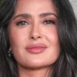 Salma Hayek em biquíni branco coberto como ‘dançando como uma dança de Britney