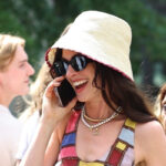 Anne Hathaway vestindo um tipo diferente de vestido quando começou a escurecer ‘vestido de prada 2’ para Nova York