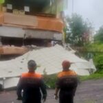 A equipe de emergência chega a um tipo muito danificado após o terremoto