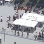 Pessoas no topo de um edifício de tsunami no Japão