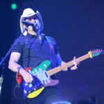 O estado de Brad Paisley é levado para a área policial no centro da polícia