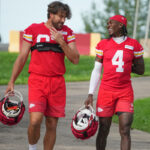 Os pneus da roda ainda funcionam como Travis Kelce faz com que se vá com um e equipe