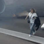 Os ciclistas deixam um avião para fumar em roupas repentinas até o final do aeroporto