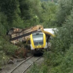 Vídeo: A máquina do mundo causa treinamento de trem na Alemanha, mata três