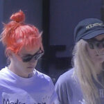 Kristen Stewart mostra uma nova cor de cabelo enquanto passeia com seu cachorro em uma mulher Dylan Meyer