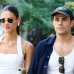 Paul Wesley e Natalie Kuckenburburls Hands em Nova York depois de receber um compromisso