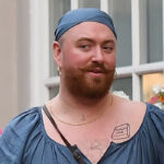 Sam Smith usava vestido azul enquanto continuava com os amigos para Hill Hill
