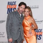 Denise Richards, da casa dos Phietpers de Aaron, depois de receber um pedido de ordem