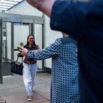 Um padre de 20 anos, foi libertado da jaqueta de gelo diante de ser mantida durante a audiência do costume