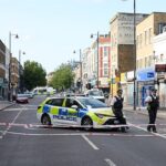 O massacre do massacre que começou como pessoa, 45 anos, lida na London Road – como um coordon ocupado ocupado