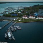 Uma mulher é encontrada morta em uma canoa dentro do iate Ritezy Hamptons Club