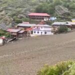 Vila de Mudslide Cargh de pelo menos quatro morreu