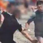 Forneça da Espanha quando são árvores de Baela e os imigrantes de rugby sentados na praia