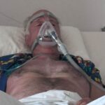 As férias se tornam uma guerra como homem como homem mais velho na Grécia.