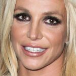 Britney Spears abaixa uma corda de biquíni em um psicopata saudável